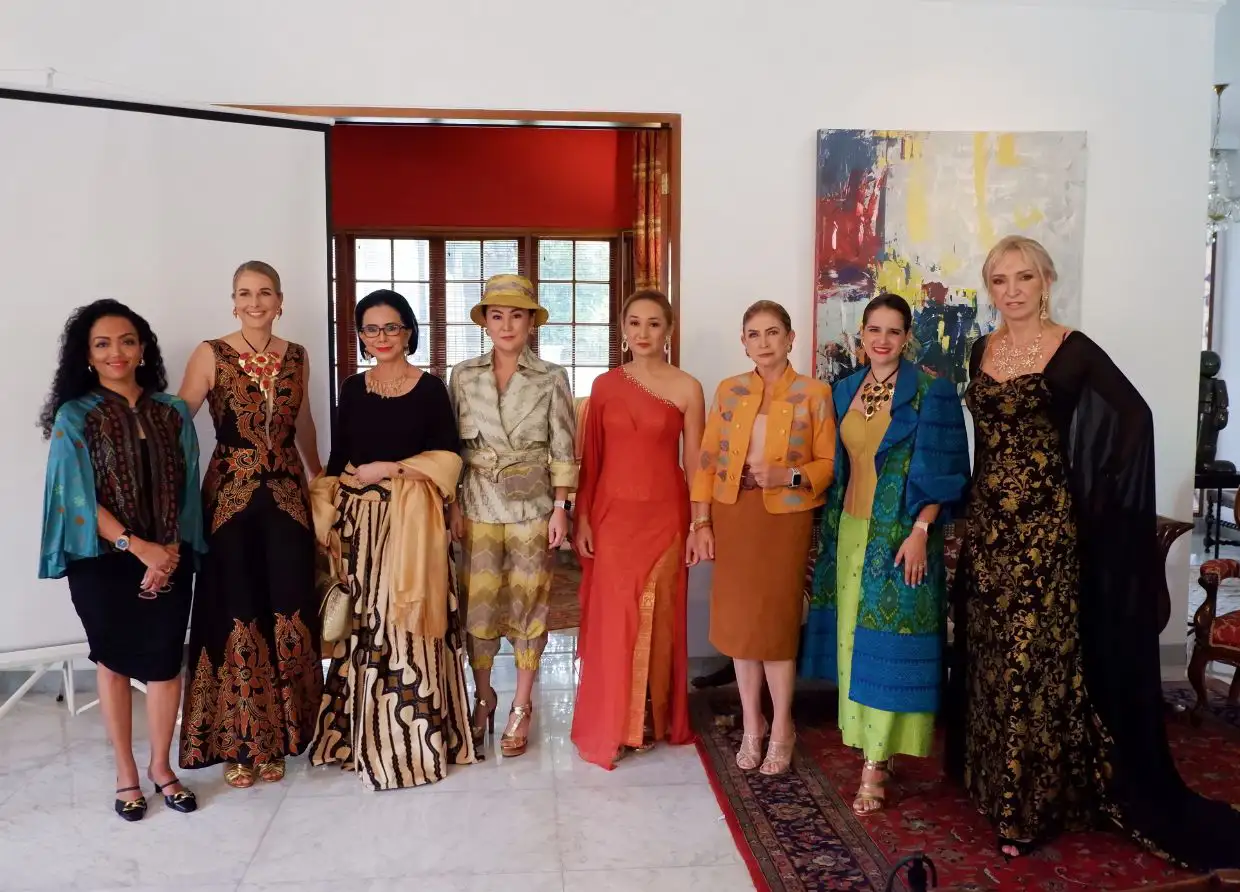 POPPY DHARSONO BROUGHT 6 COLLECTIONS OF HER DESIGNS TO THE INDONESIAN HERITAGE SOCIETY AND RUMAHKU EVENT