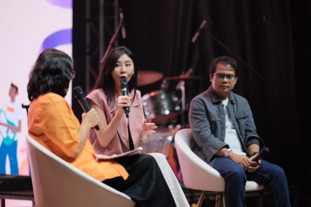 Ayu Saraswati, UNFPA Champion, and Wawan Suwandi from the Pulih Foundation engage in a discussion on "Investing in the Prevention of Violence Against Women."