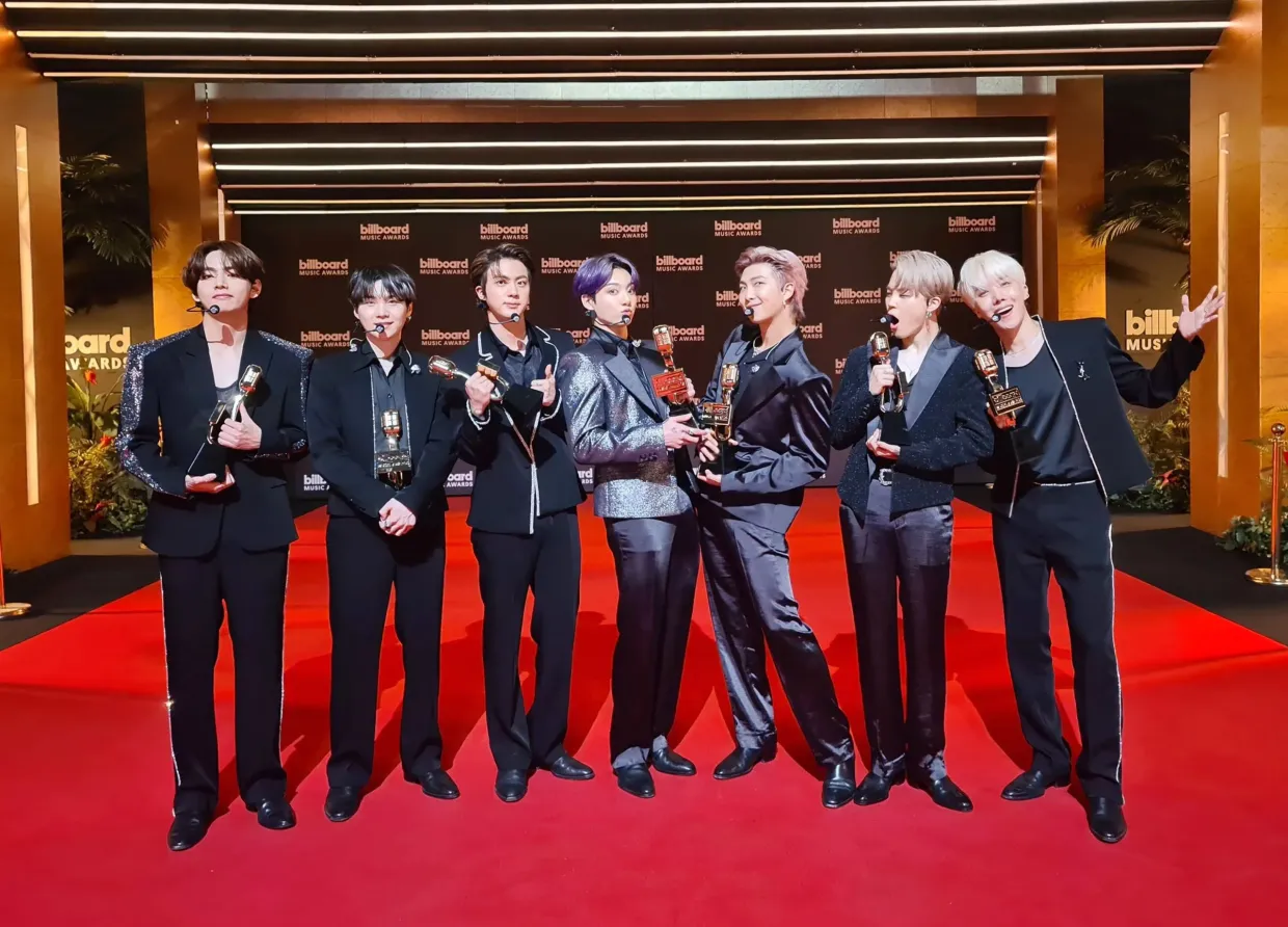 THE BEST 9 LOOKS OF THE 2021 BILLBOARD MUSIC AWARDS RED CARPET