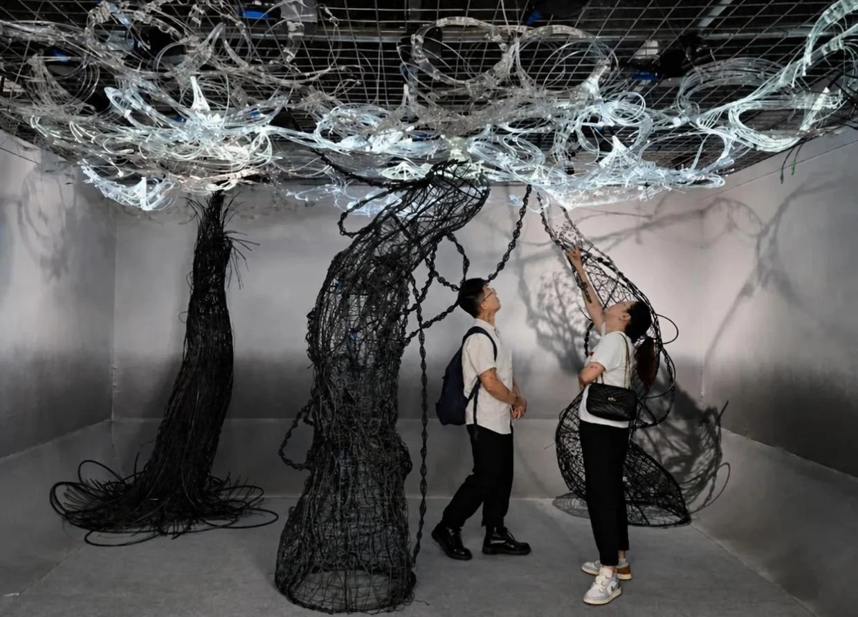 ART JAKARTA 2026: A FOREST MADE OF CABLE WASTE, 75 GALLERIES, AND A PLASTIC SURGERY LOUNGE 