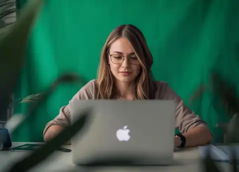 CAREER MINIMALISM: GEN Z IN INDONESIA REDEFINING SUCCESS THROUGH SIDE HUSTLES