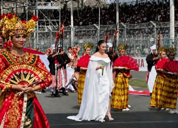 AGNEZ MO MOTOGP MANDALIKA 2026: BAREFOOT, IN WHITE, SINGING “INDONESIA RAYA” ON THE TRACK