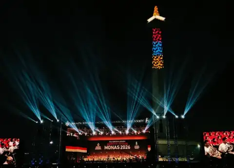 A FULL ORCHESTRA PLAYED BEETHOVEN'S NINTH IN THE SHADOW OF MONAS AND THOUSANDS SHOWED UP