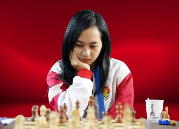 CHELSIE MONICA BEAT MAGNUS CARLSEN IN A HONG KONG SIMUL